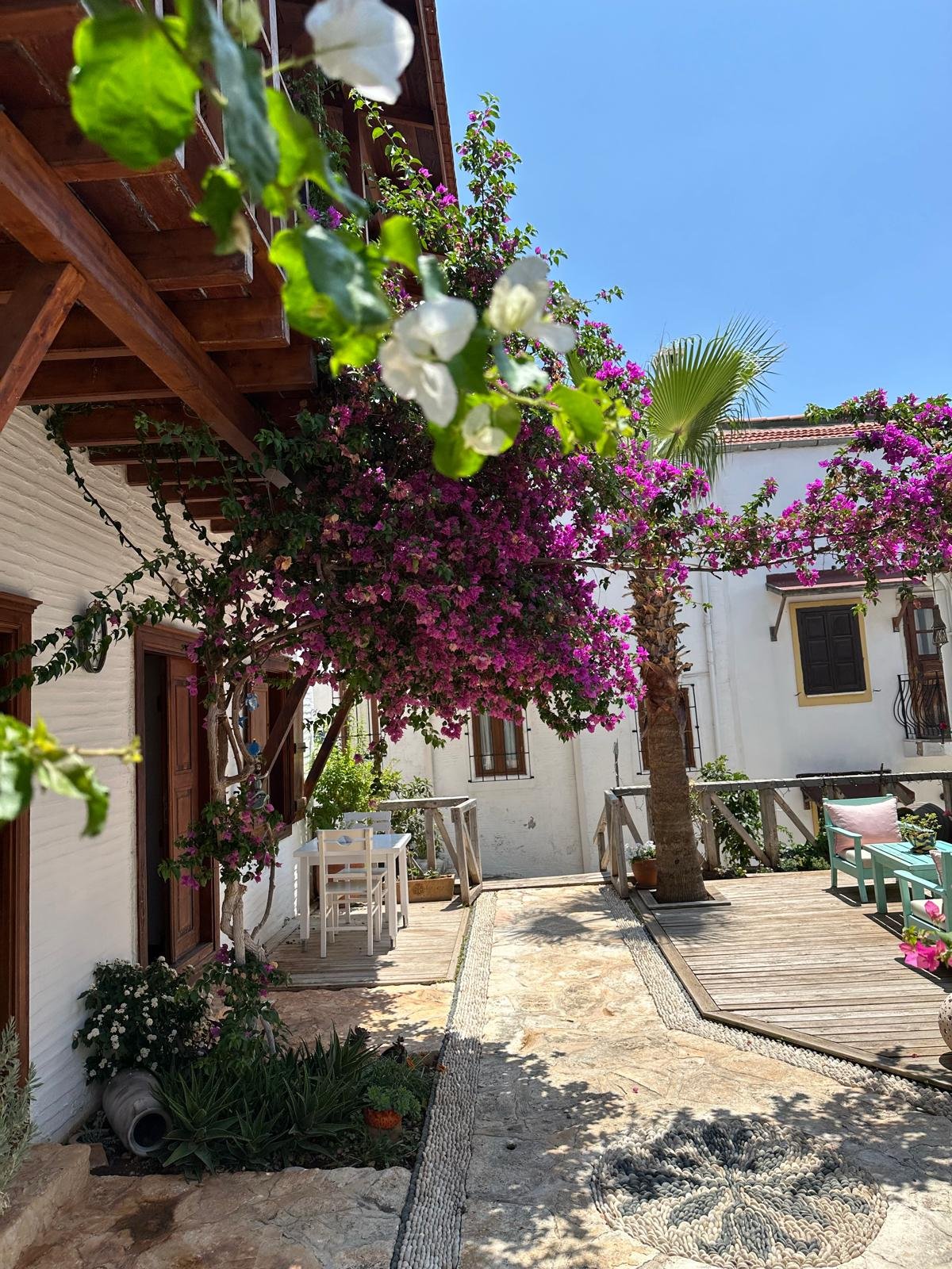 Courtyard Whitehouse Hotel